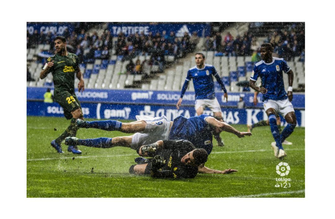 Toché choca contra Raúl Fernández con Folch, Ibrahima y Aythami de fondo.