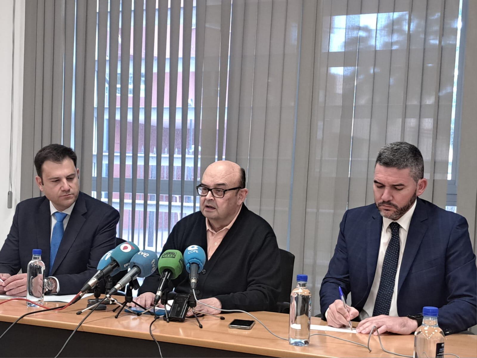 El director del Instituto Euromediterráneo del Agua, Francisco Cabezas,  junto al consejero de agricultura y el director general del agua