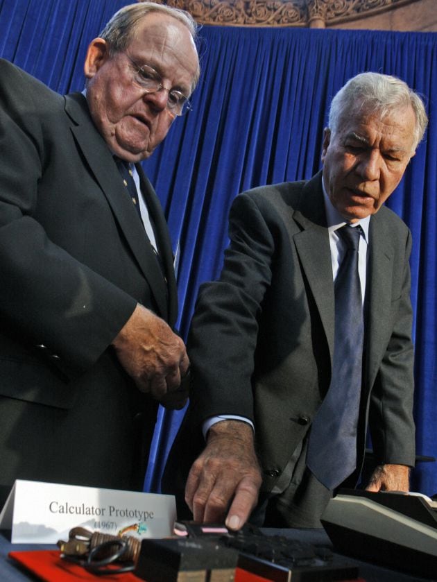 Jerry Merryman y James Van Tassel junto al prototipo de calculadora moderna.