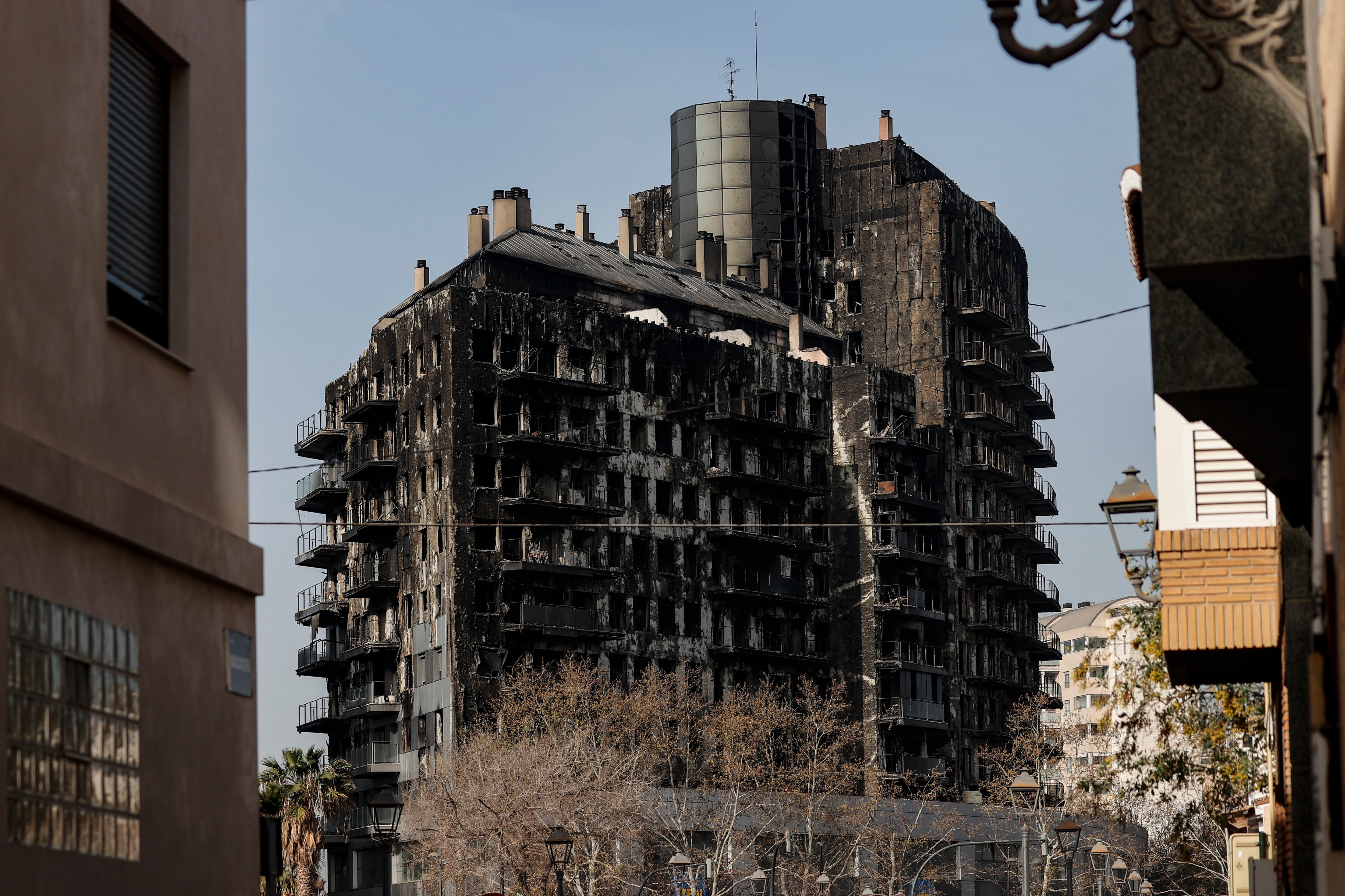 Edificio incendiado en el barrio de Campanar (València)