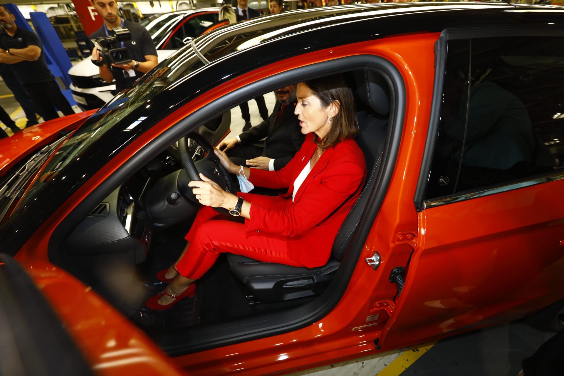 La ministra de Industria, Reyes Maroto, probando un Opel Corsa eléctrico