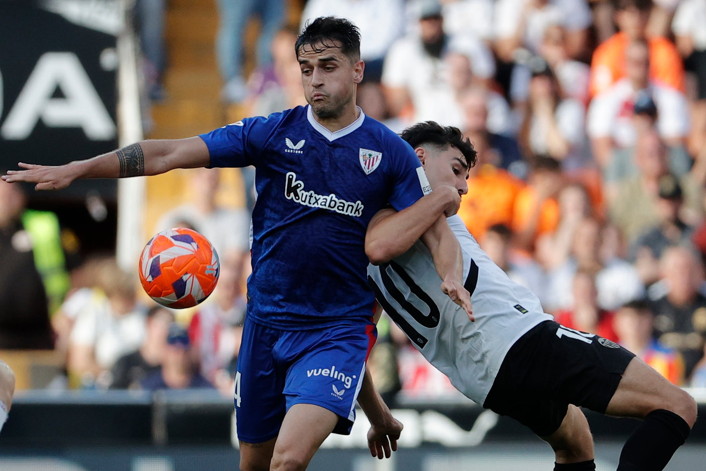 VALENCIA, 18/05/2025.- El delantero del Valencia CF Andre Almeida (i) lucha con Beñat Prados, del Athletic de Bilbao, durante el partido de la jornada 37 de LaLiga que Valencia CF y Athletic de Bilbao disputan este domingo en Mestalla. EFE/Manuel Bruque