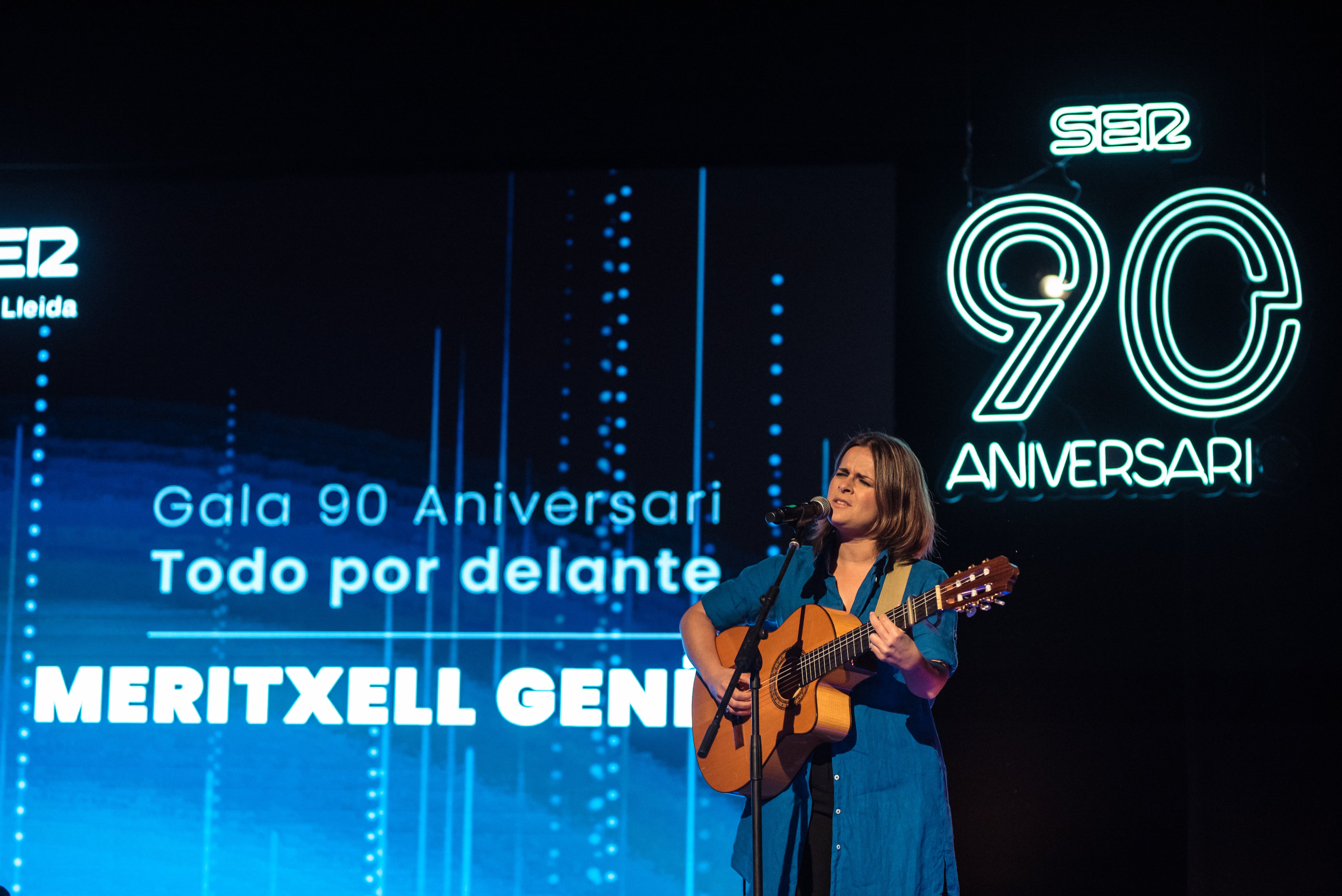 La cantautora, Meritxell Gené, durant la seva actuació a la gala dels 90 anys de Ràdio Lleida. Foto: David del Val.