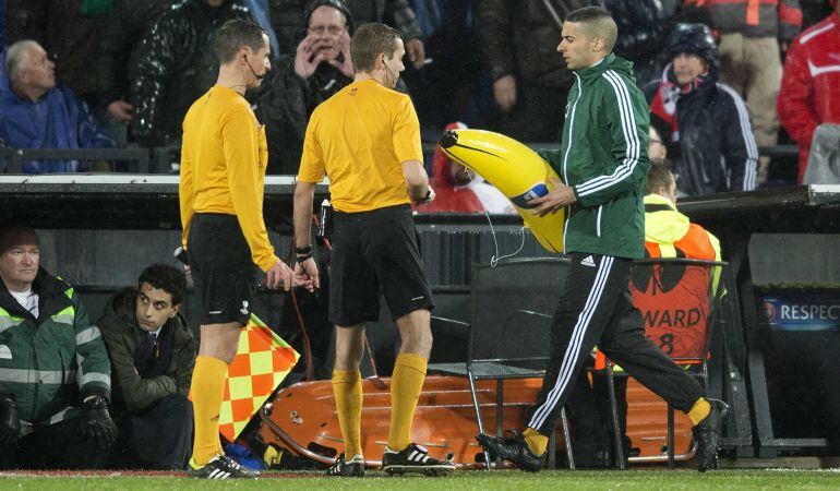 Los aficionados lanzaron un pátano hinchable a Gervinho en el Feyenoord-Roma.