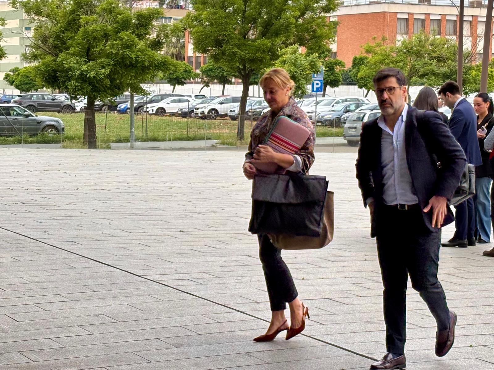 El expresidente del Córdoba, Jesús León, a su llegada a la Ciudad de la Justicia de Córdoba, acompañado de su letrada, María Victoria Vega