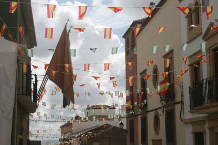 Porcuna prepara la celebración de su patrona engalanando calles