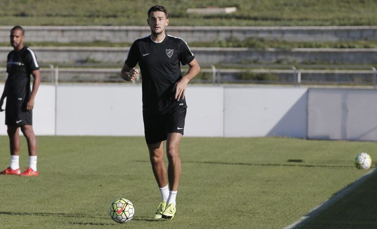 Filipenko conduce un balón en el entrenamiento