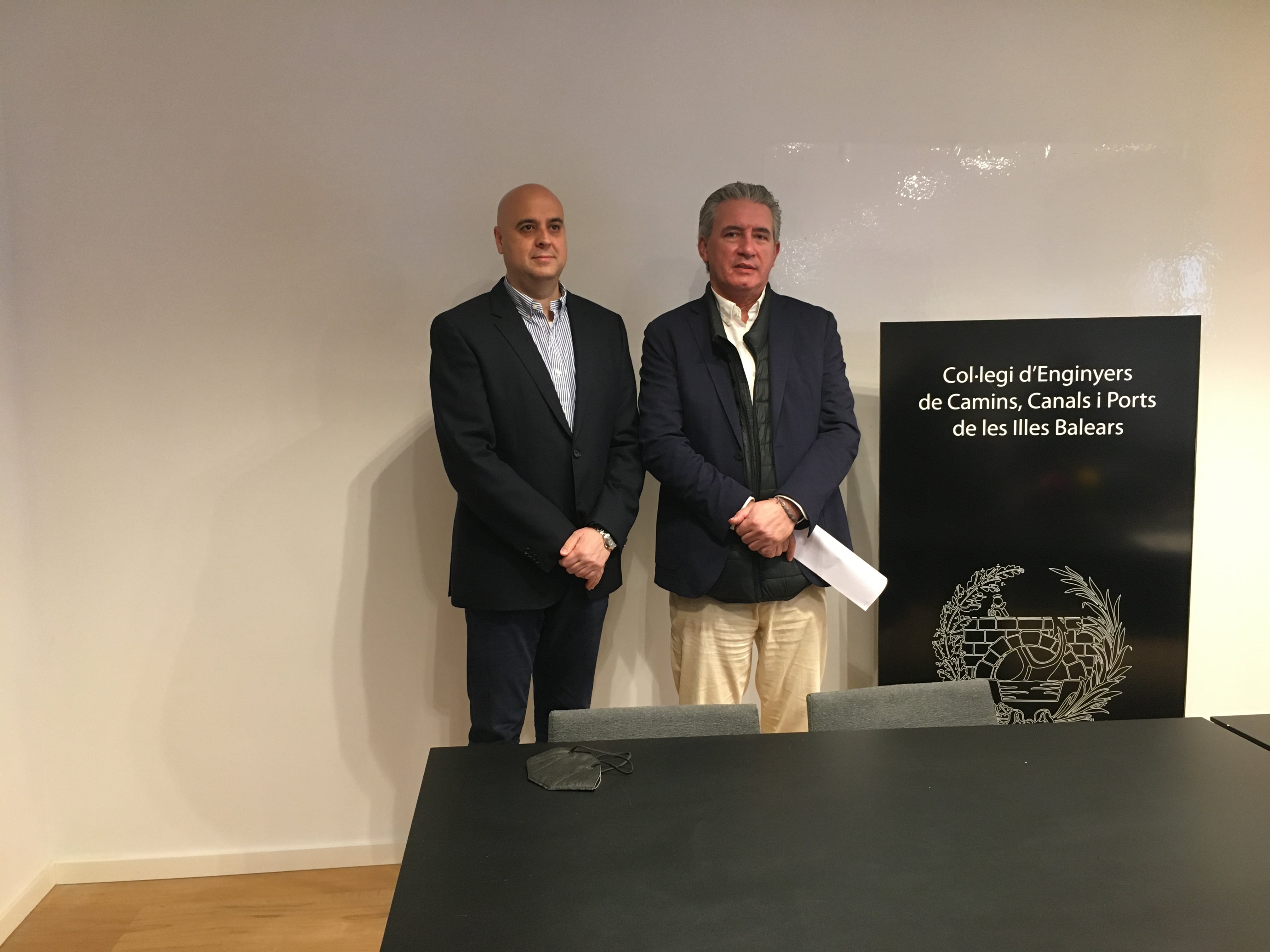 Alejandro Asensi y Juan Antonio Esteban,  secretario y decano del Colegio de Ingenieros de caminos, canales y puertos de Baleares