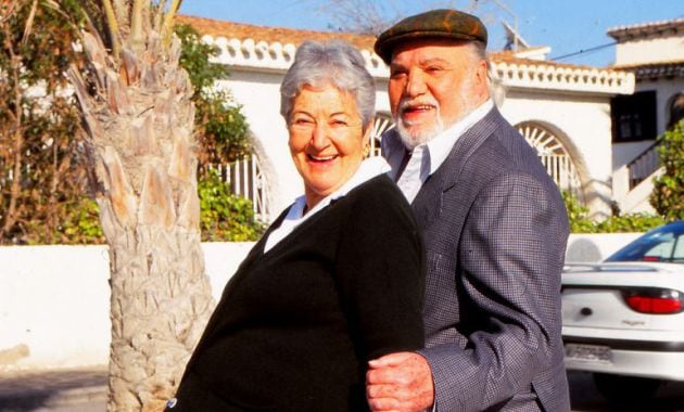 Asunción Balaguer y Paco Rabal a las puertas de la casa familiar Milana Bonita. Foto archivo