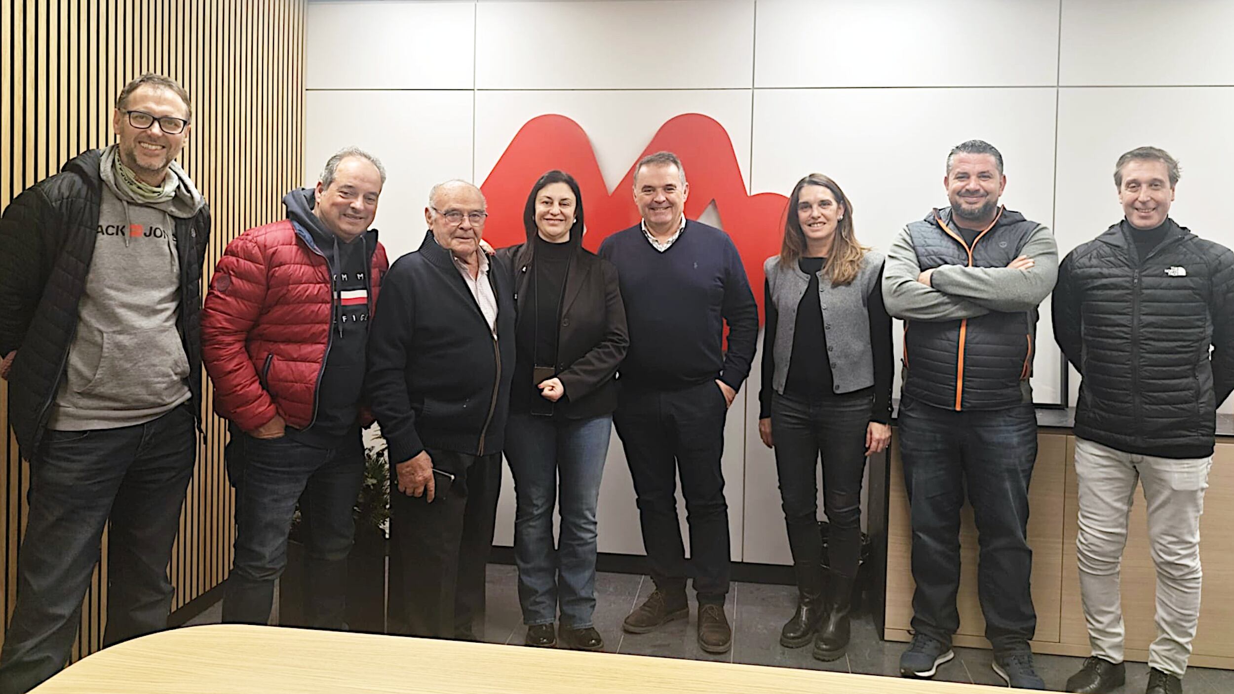 Representantes del PAR y de la empresa Mazana en Capella