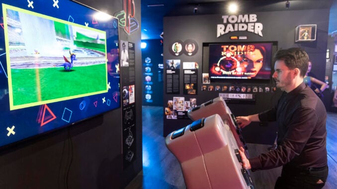 Un hombre juega en una de las máquinas del OXO Museo del Videojuego, en Málaga, el pasado mes de febrero