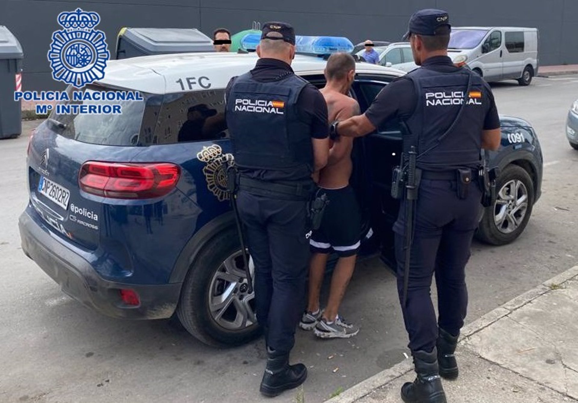 El detenido es introducido en un coche policial