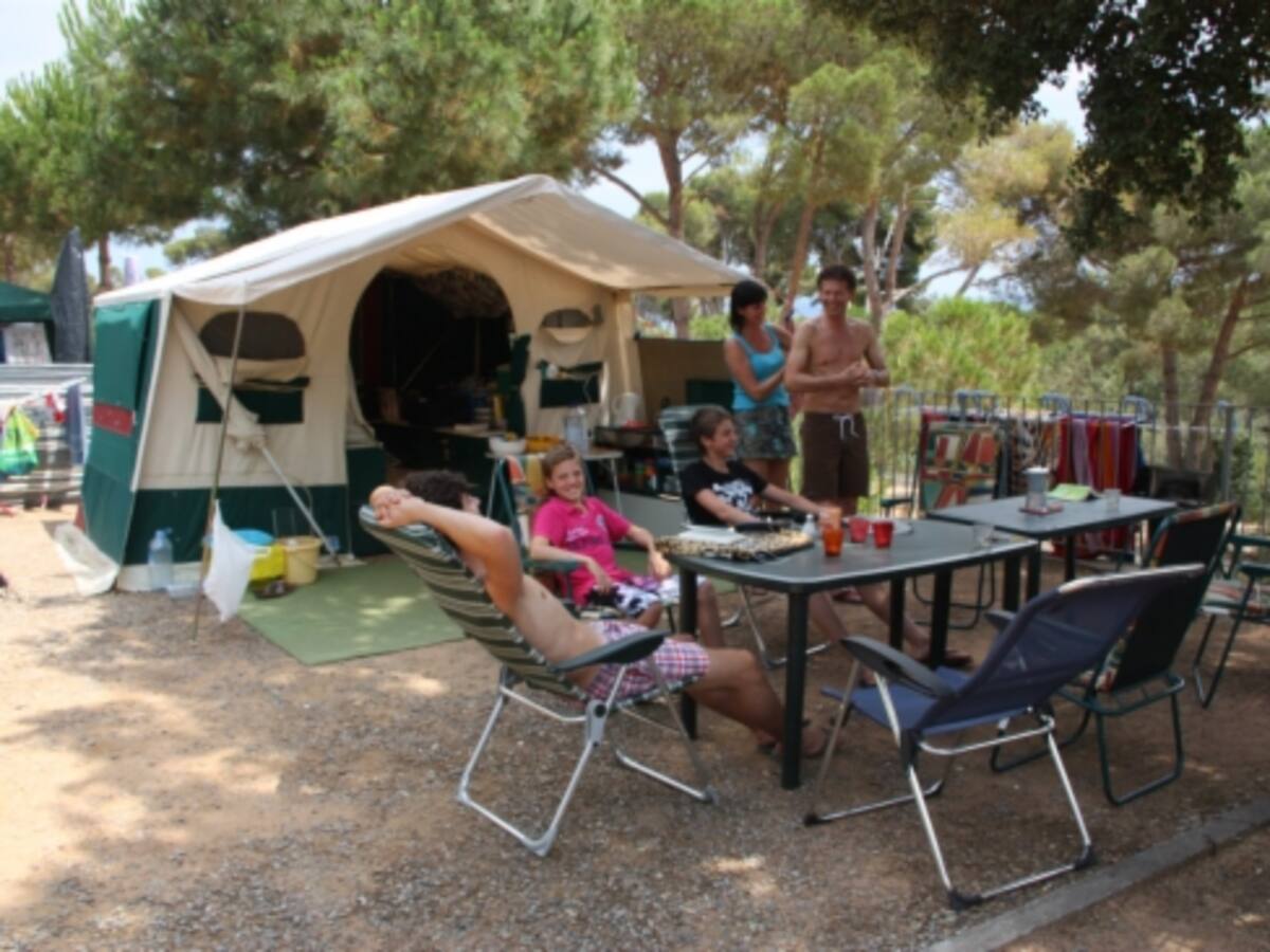 La Generalitat regularitza 47 càmpings de primera línia de costa