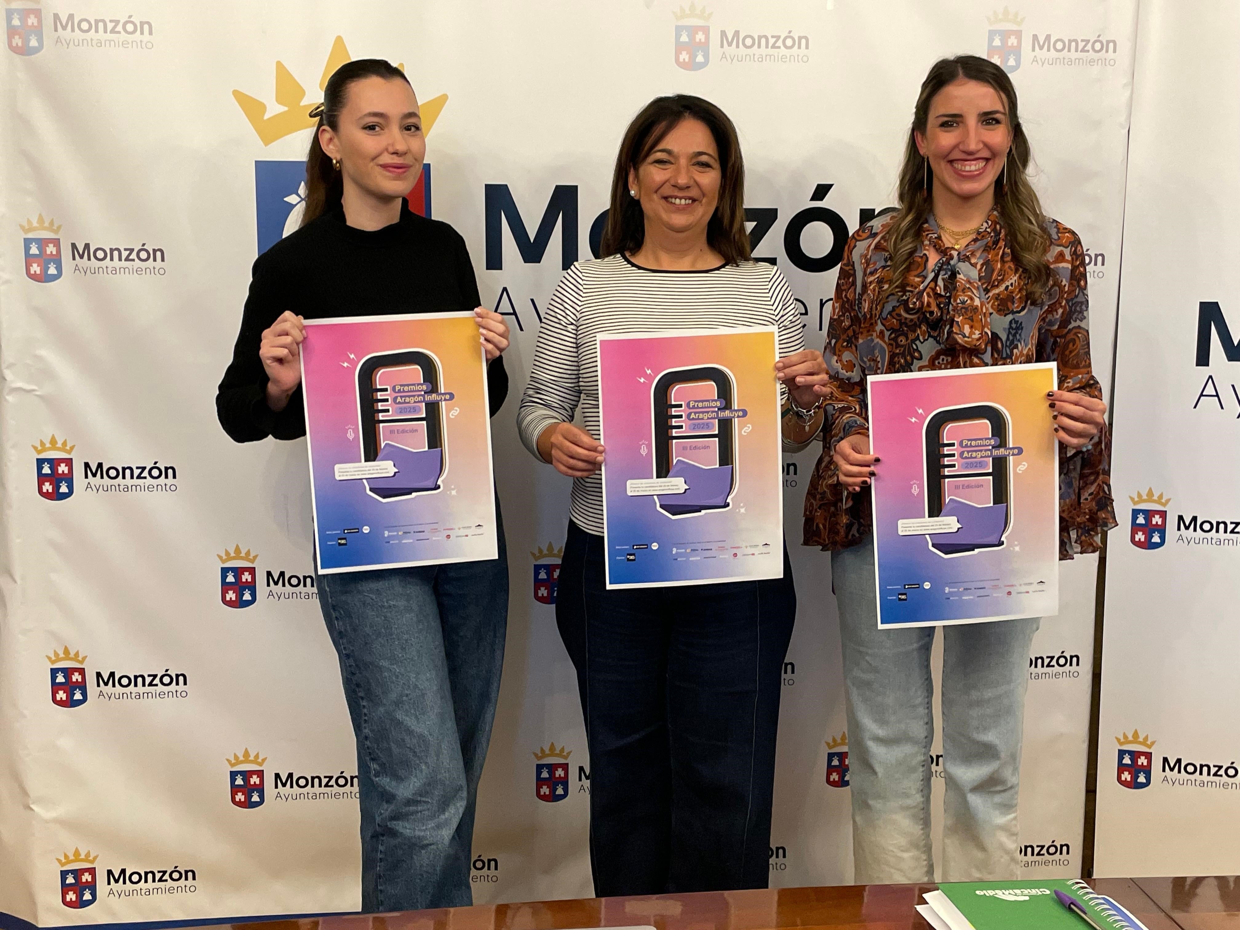 Andrea Gil, Sonia Bastinos y Ana Cris Burrell en la presentación de “La Noche de la Influencia”. Ayto. de Monzón