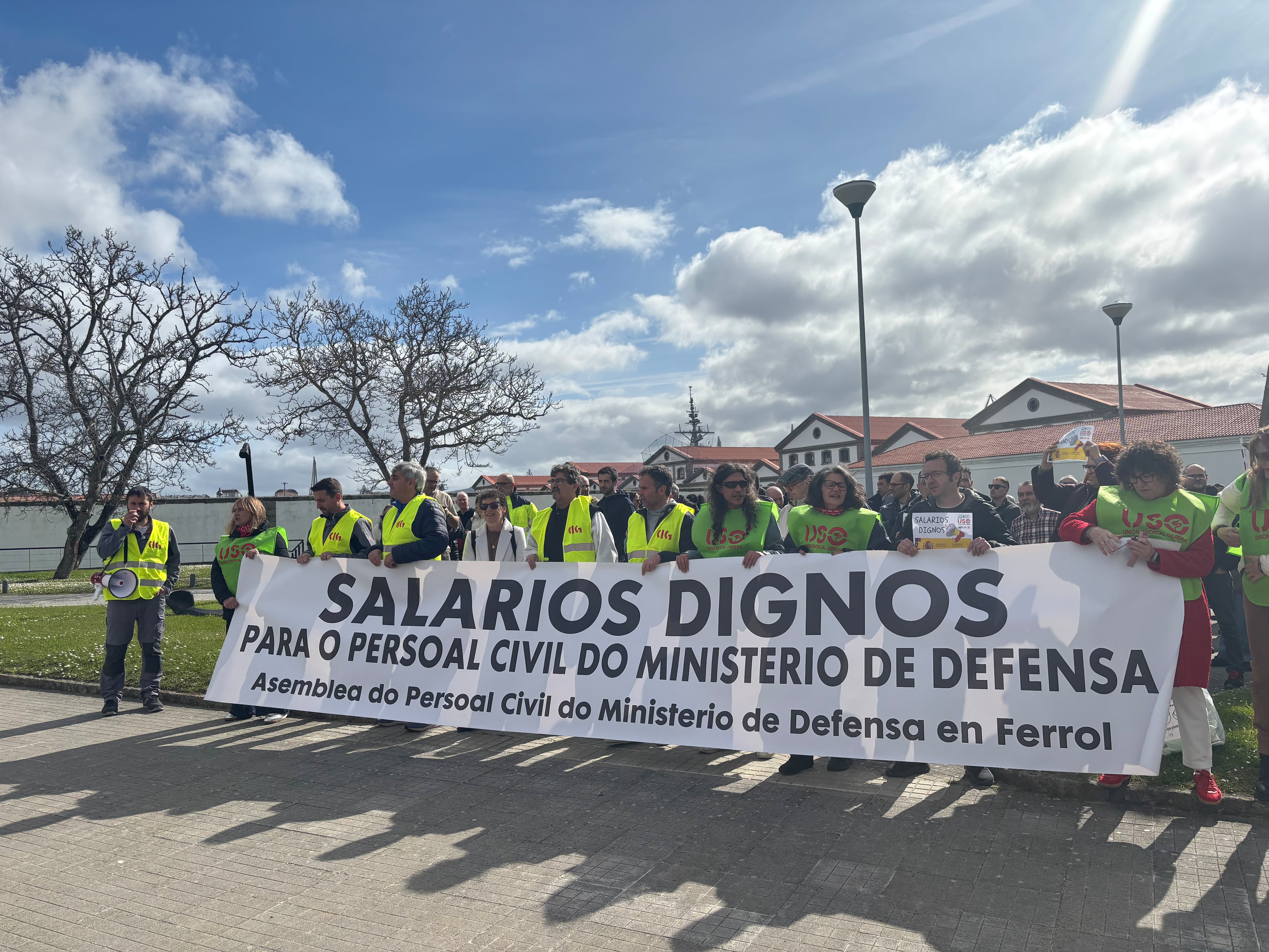 Personal civil del Ministerio de Defensa, convocado por CIG y USO, se ha concentrado este jueves ante la Puerta del Parque del Arsenal Militar de Ferrol (foto: Cadena SER)