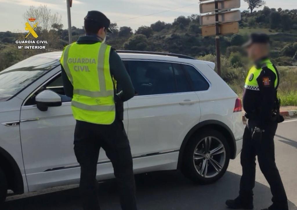 Guardia Civil y Policía Local colaborando en la detención en Malpartida de Plasencia.