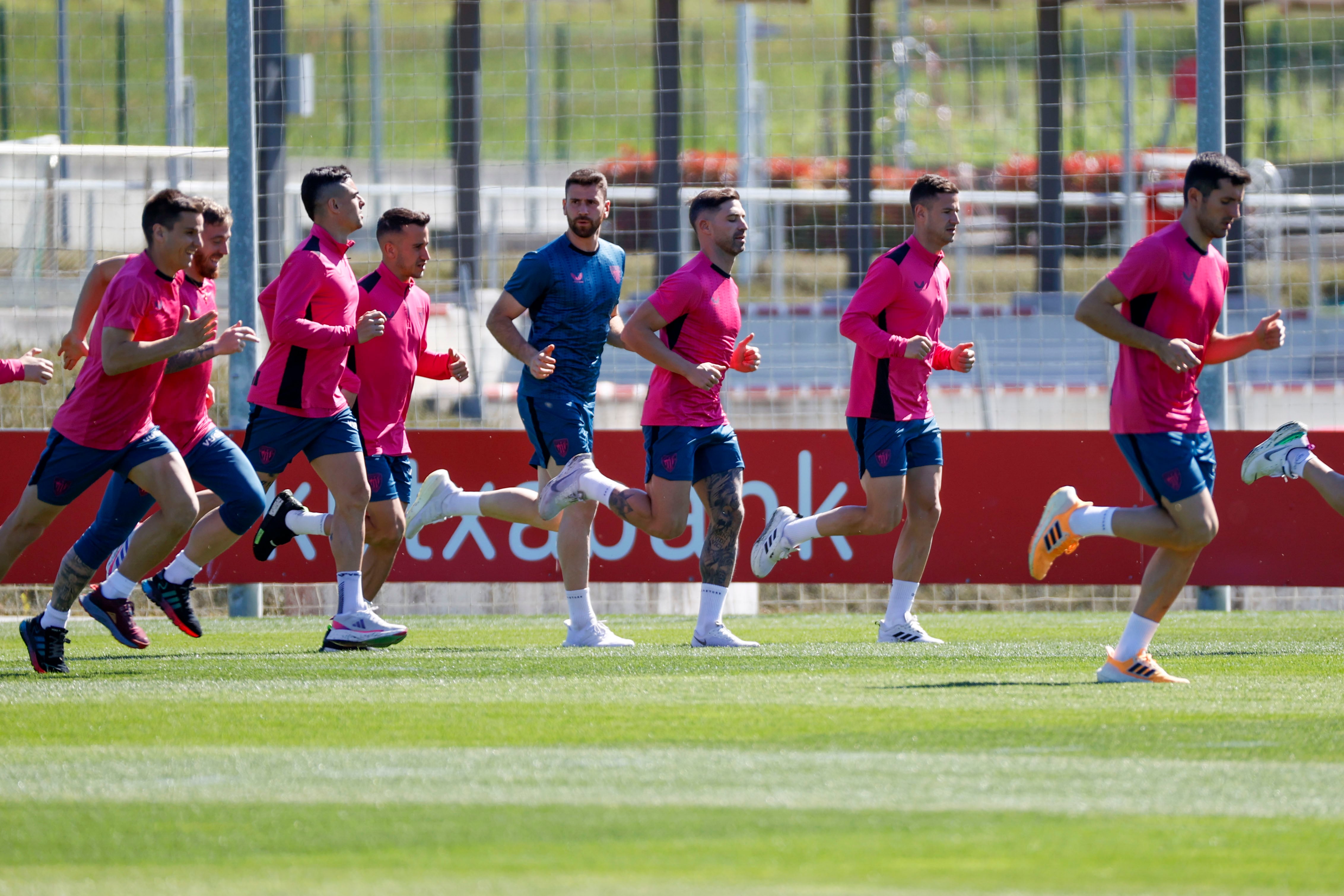 Los jugadores del Athletic, durante el entrenamiento de este viernes en Lezama