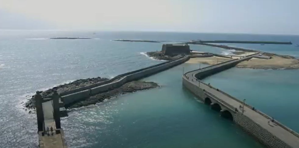 Vista aérea de la bahía de Arrecife, con el Puente de Las Bolas y el Castillo de San Gabriel.