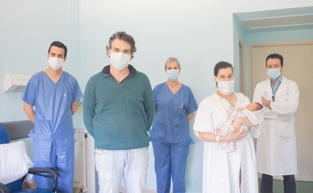 El recién nacido junto a sus padres y el equipo médico que les ha atendido 