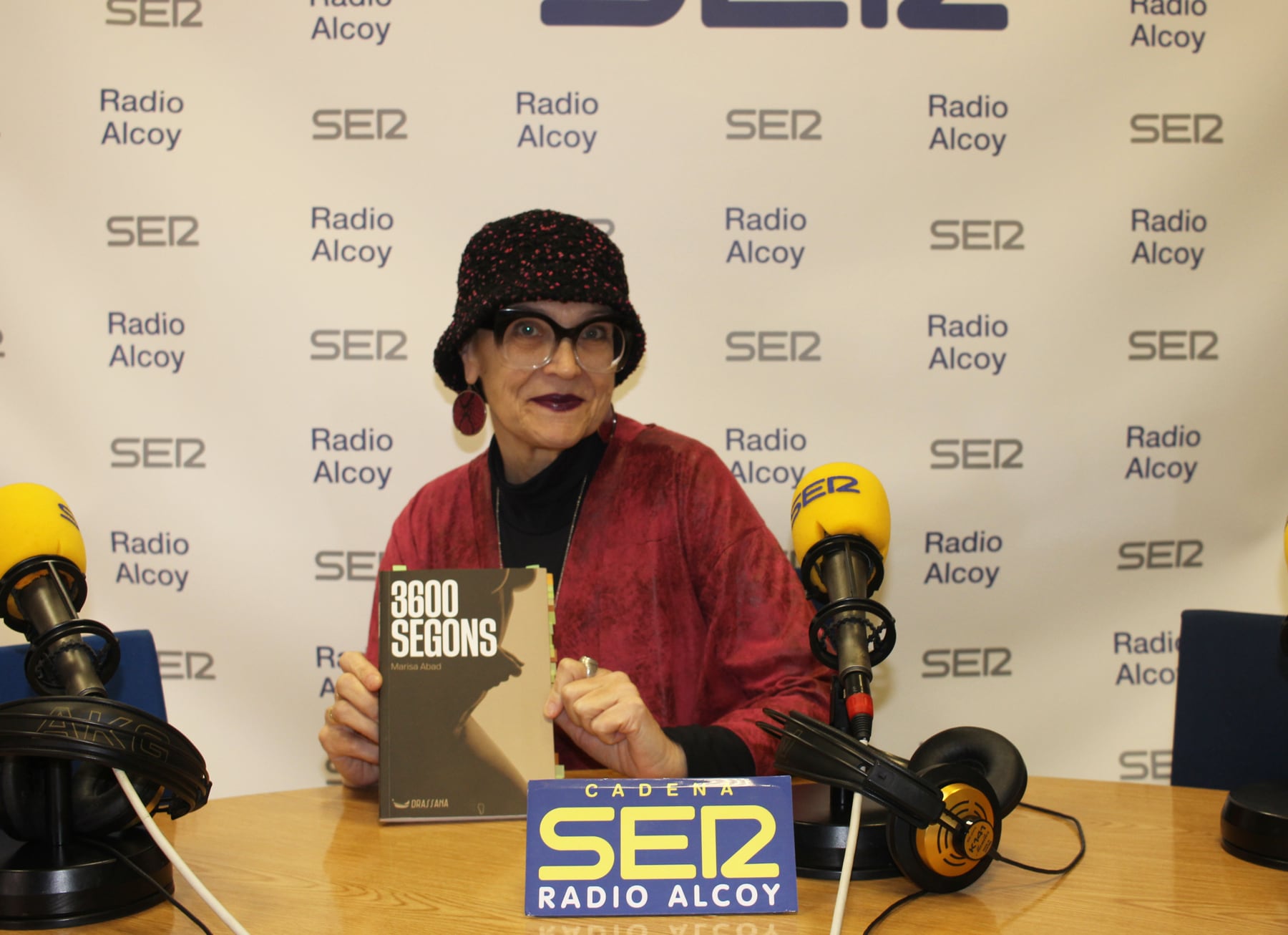 Marisa Abad, en l'estudi central de Radio Alcoy, amb un exemplar de la novel·la '3.600 segons'