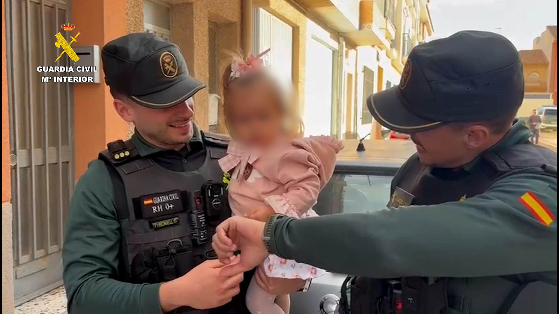 Guardias civiles con la bebe de 16 meses
