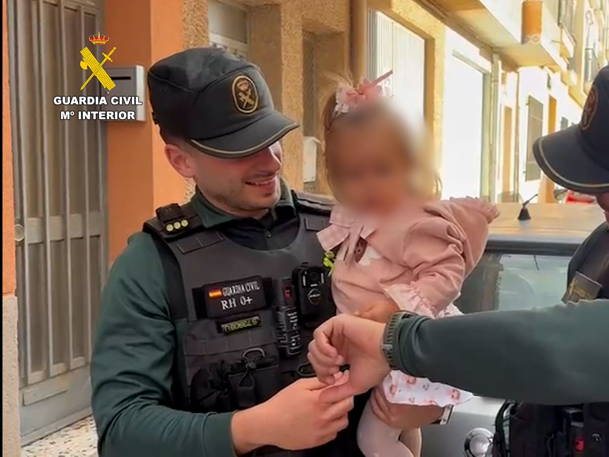 Dos guardias civiles fuera de servicio salvan la vida a una bebé de 16 meses en Alhama de Murcia