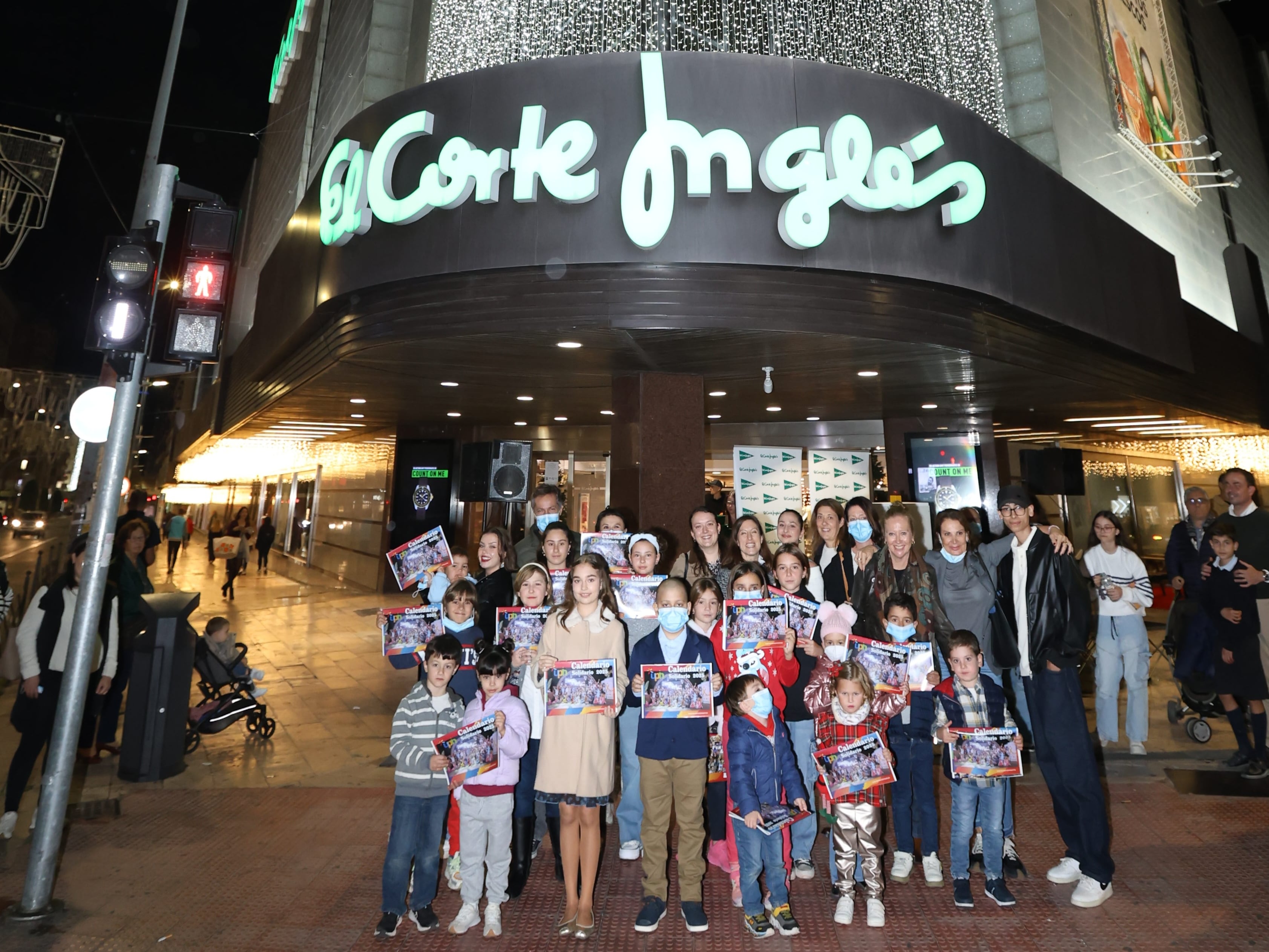 Los niños de la Unidad de Oncología Infantil del Hospital de Alicante inauguraron la Navidad de El Corte Inglés