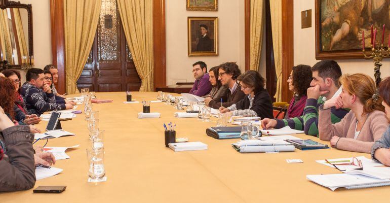 Alberto Lema, concejal de Emprego e Economía Social, reunido con los placeros de A Coruña. Foto de archivo.