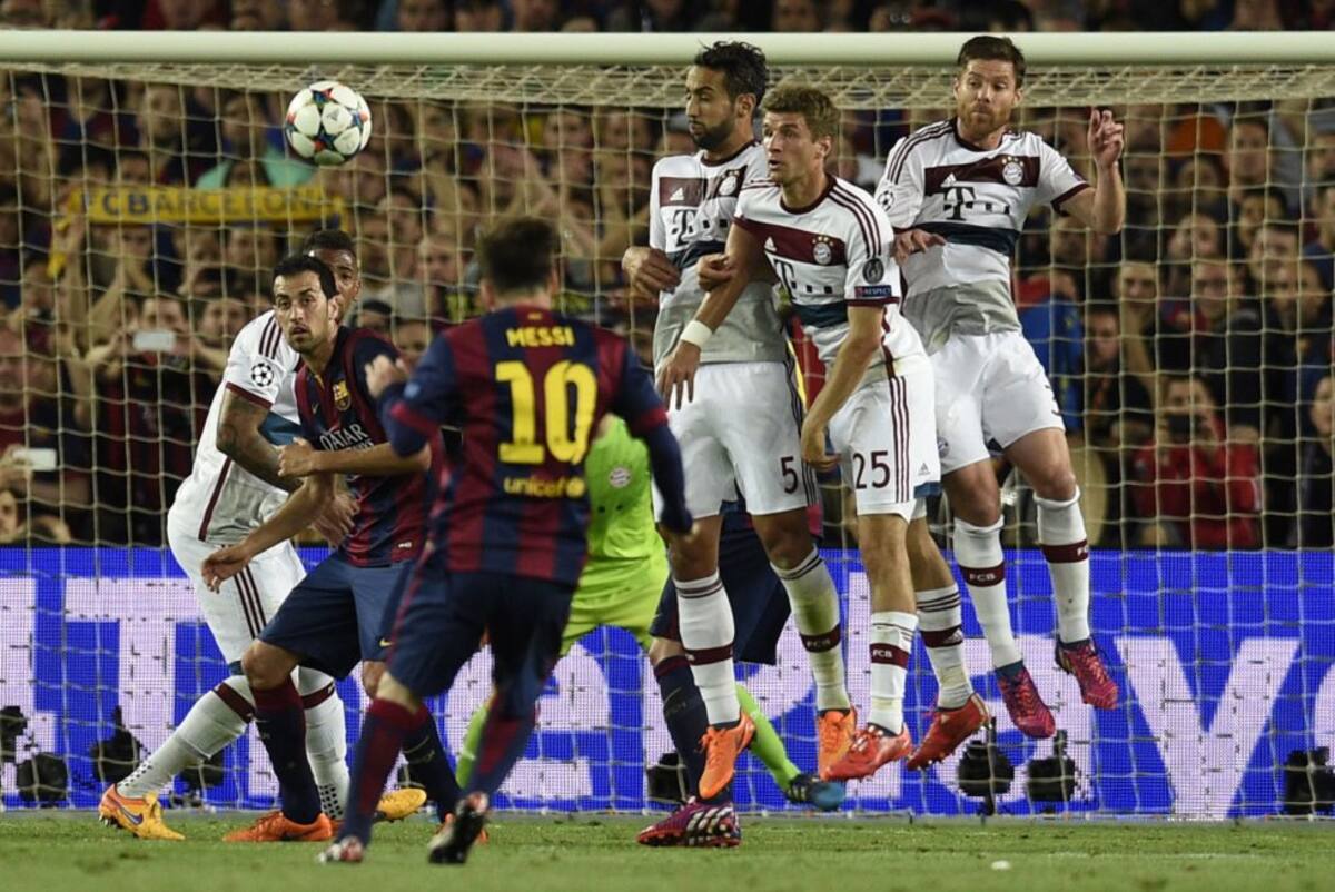 Messi intenta superar a Neuer en el primer tiempo.