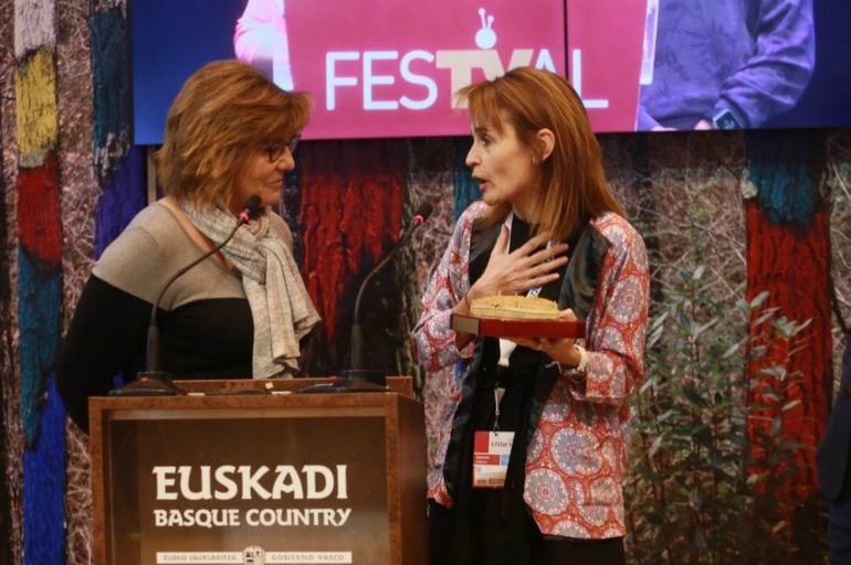 La Concelaja de Empleo y Desarrollo Económico Sostenible, Nerea Melgosa, junto con María Escario, periodista y una de las embajadoras de Vitoria - Gasteiz en el Festval de FITUR 2017.