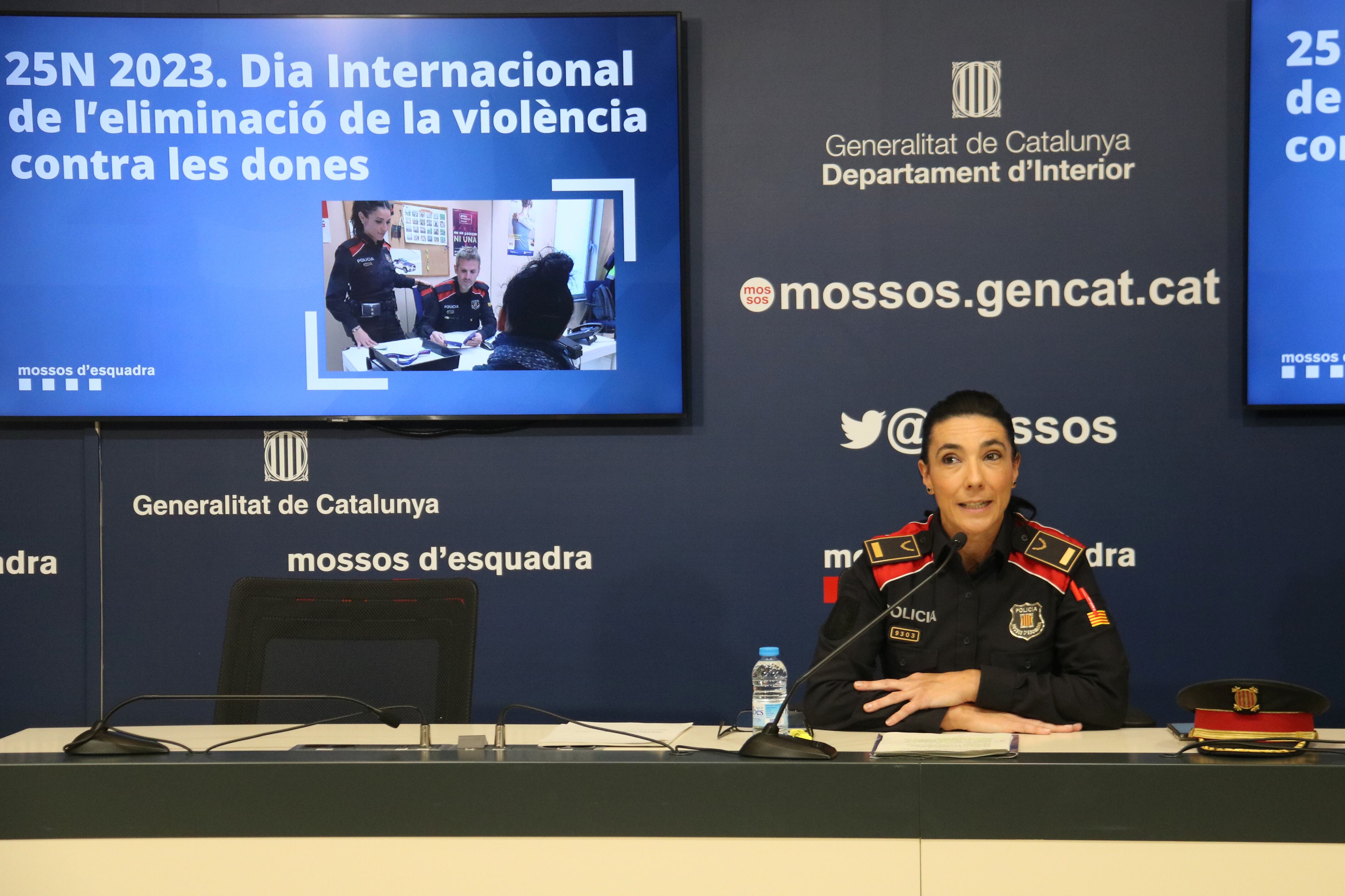 La portaveu dels Mossos d&#039;Esquadra, la inspectora Montserrat Escudé, parlant als mitjans de comunicació durant la roda de premsa sobre la violència masclista a la comissaria de les Corts de Barcelona.