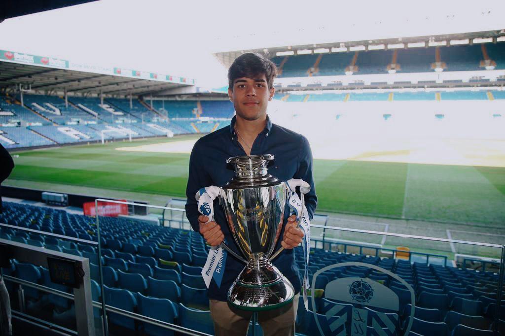 Alejandro Lorenzo posa con un trofeo