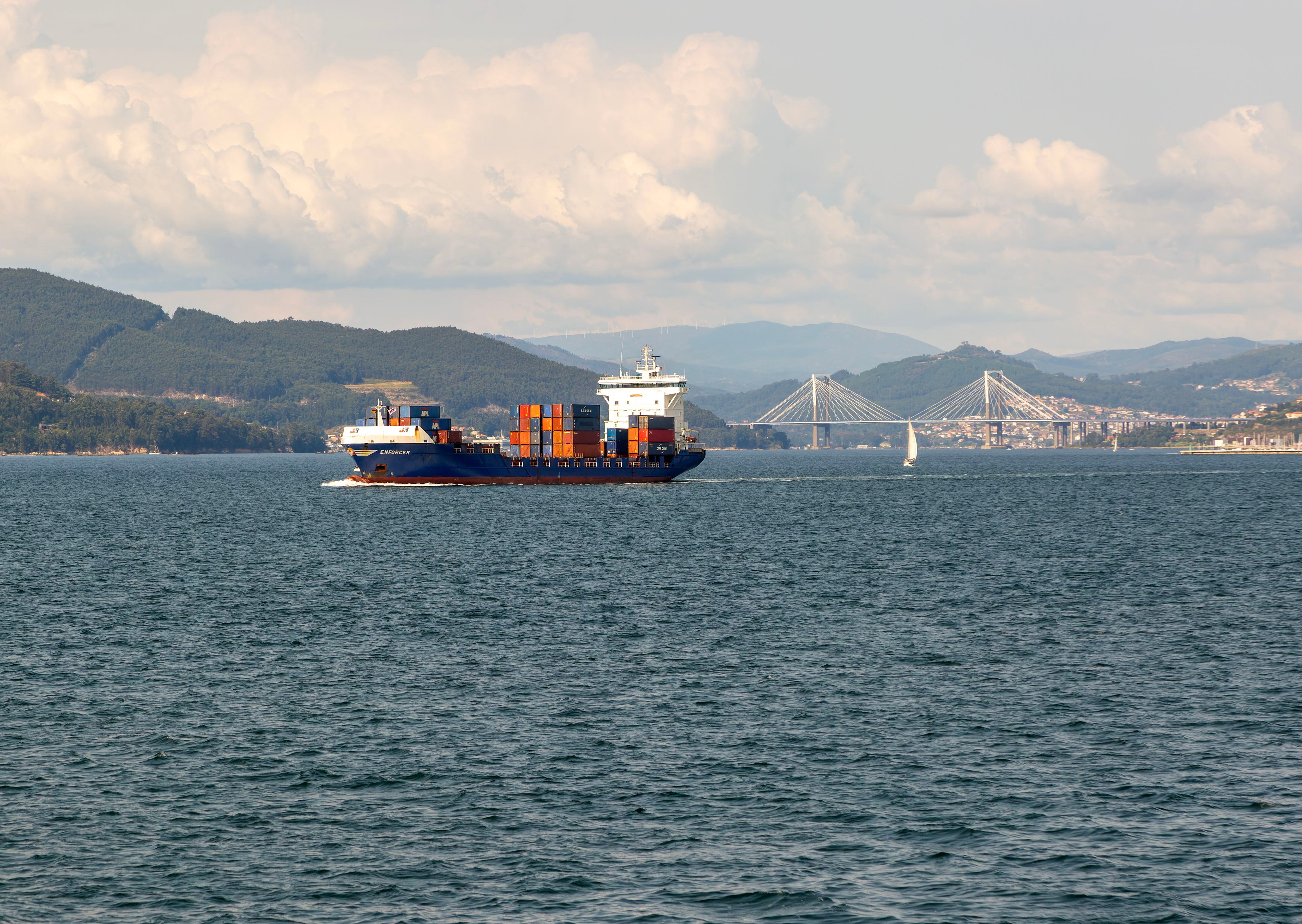 Un barco surca la ría de Vigo.