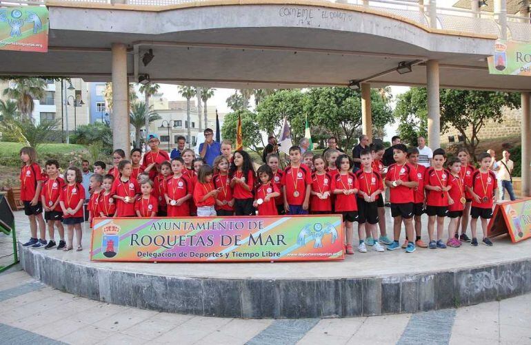 Los más pequeños de la clase recibiendo sus trofeos.