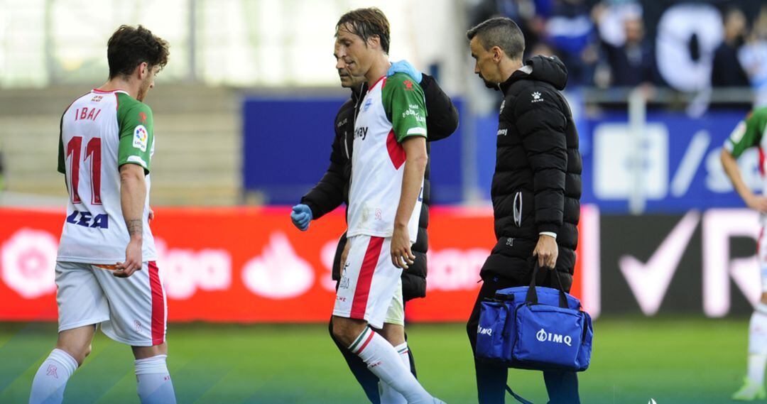 Tomás Pina retirándose del campo de Ipurua.