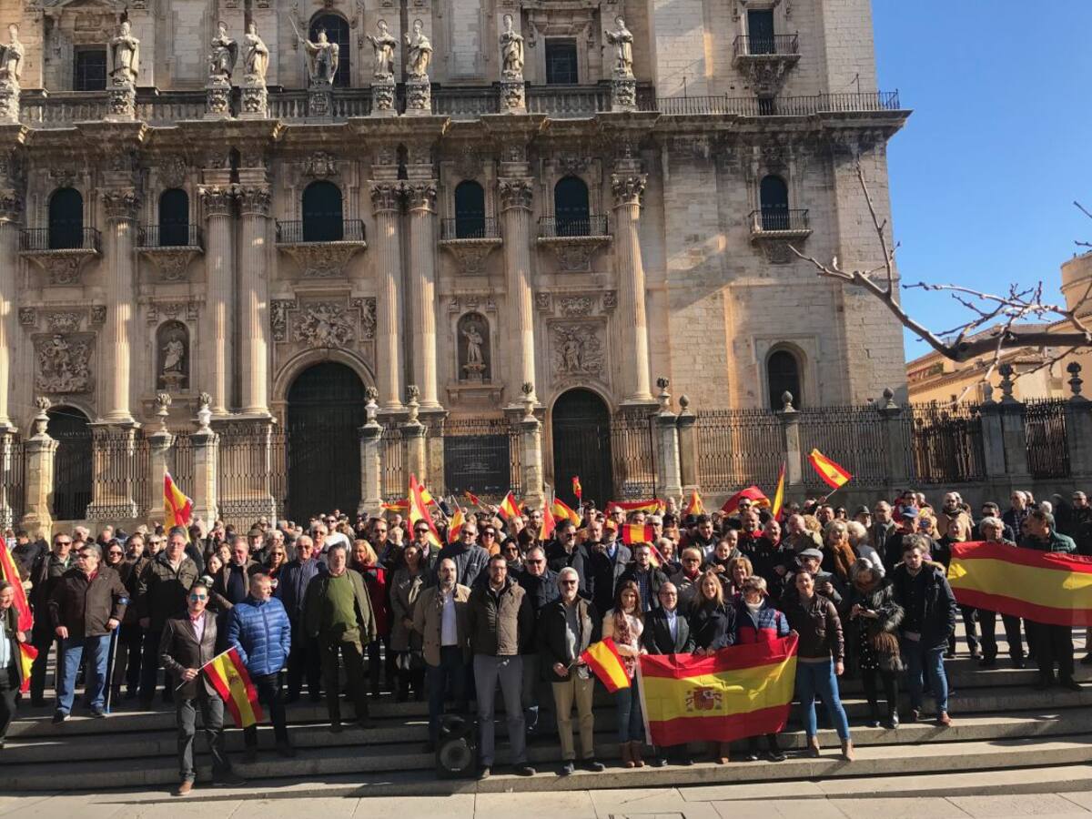 Unos 200 jiennenses claman por la soberanía nacional