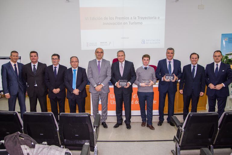 El presidente de Baleària, Adolfo Utor, con el Premio a la Trayectoria Turística, entregado por el Instituto Universitario de Investigaciones Turísticas de la Universidad de Alicante.