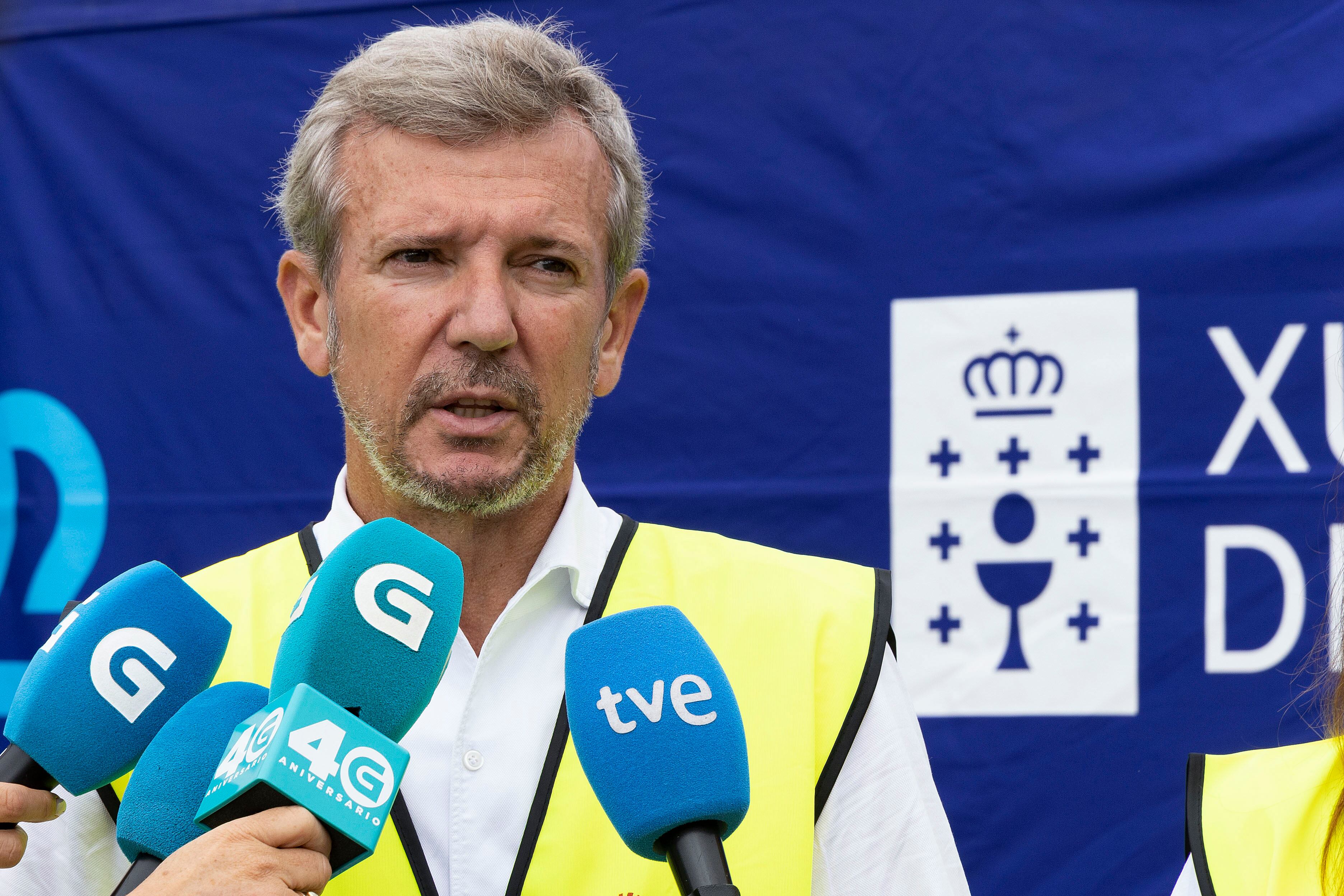 OIA (PONTEVEDRA), 25/08/2025.- El presidente de la Xunta, Alfonso Rueda, atiende a los medios este lunes en Oia durante su visita a una de las zonas afectadas por los incendios. EFE/ Salvador Sas