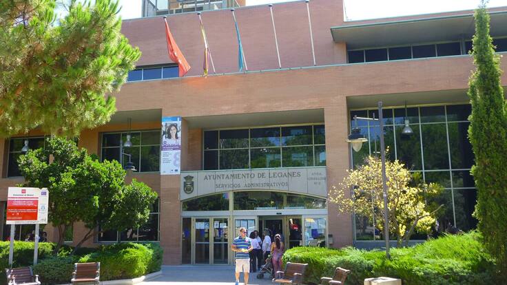 Miguel Ángel Recuenco, alcalde de Leganés, habla sobre la nueva contratación de personal municipal.