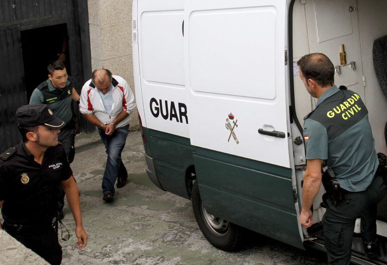 Uno de los detenidos en Galicia en la operación contra el narcotráfico, a su salida de los Juzgados de Vigo, antes de ser trasladado a la cárcel.