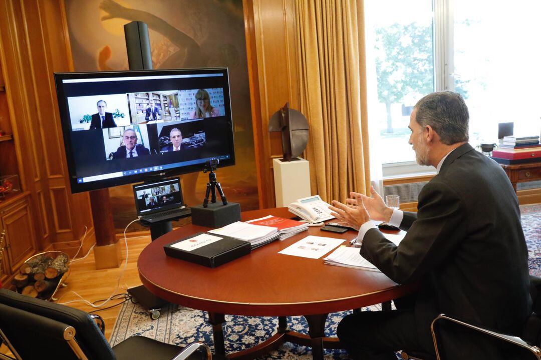 Reunión del Rey Felipe VI con Jose Ramón Espuig, Maestro Mayor del Gremio Artesano de Artistas Falleros de València, Daniela González, Presidenta de la Federación de Sociedades Musicales de la Comunidad Valenciana; Enrique Vidal, Director General de la Ciutat de les Arts i les Ciències de València; y Pablo Font de Mora, Presidente del Patronato del Palau de les Arts de València.