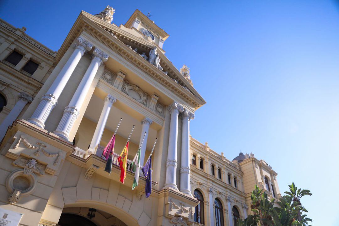 Banderas a media asta en la Casona del Parque en memoria de Mariángeles, la última víctima de violencia machista asesinada por su expareja en El Bulto (Málaga) 