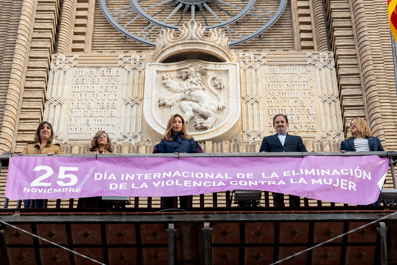 Colocación de la pancarta por el 25N en el Ayuntamiento de Zaragoza