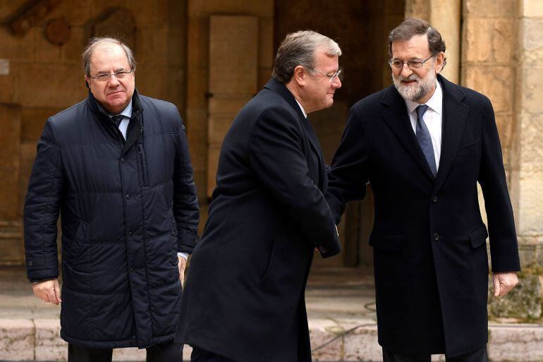 El presidente del Gobierno Mariano Rajoy acompañado del presidente de la Junta de Castilla y León, Juan Vicente Herrera (i), y del alcalde de León, Antonio Silván 