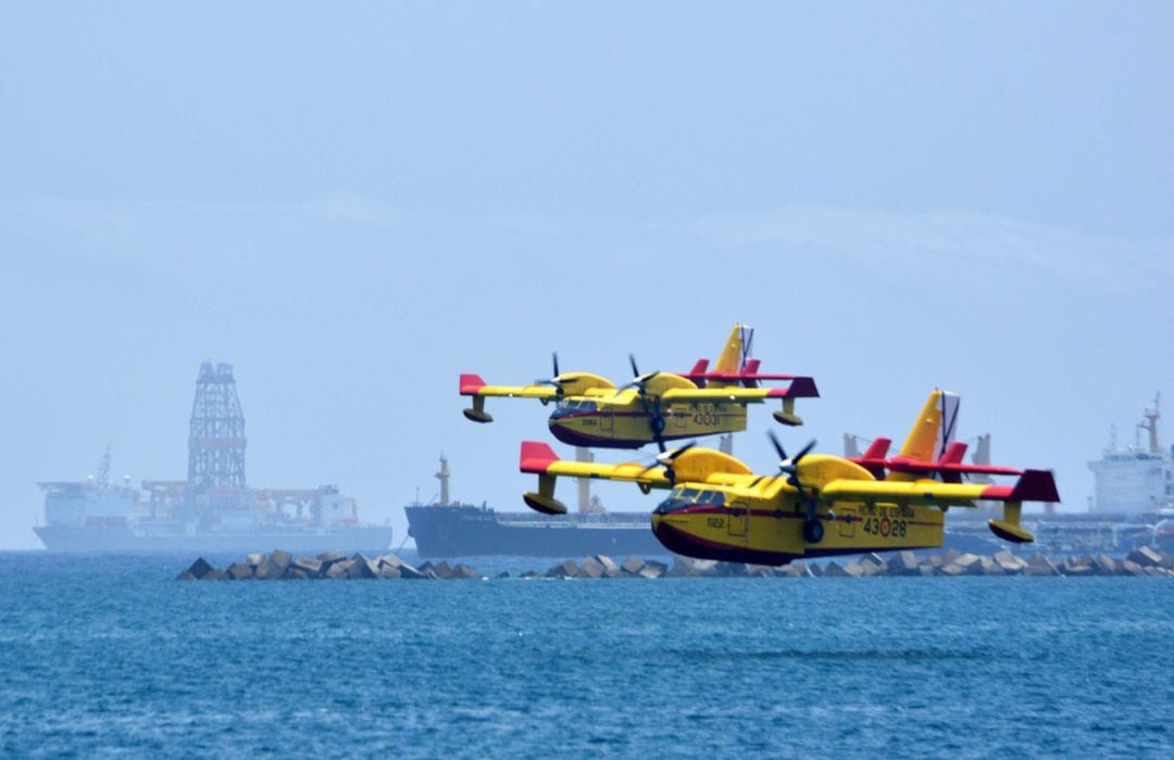 Dos hidroaviones recogiendo agua.