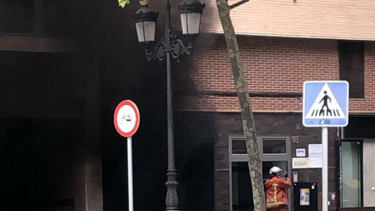 Un incendio calcina un coche un garaje en Gandia y afecta a otros 4 vehículos