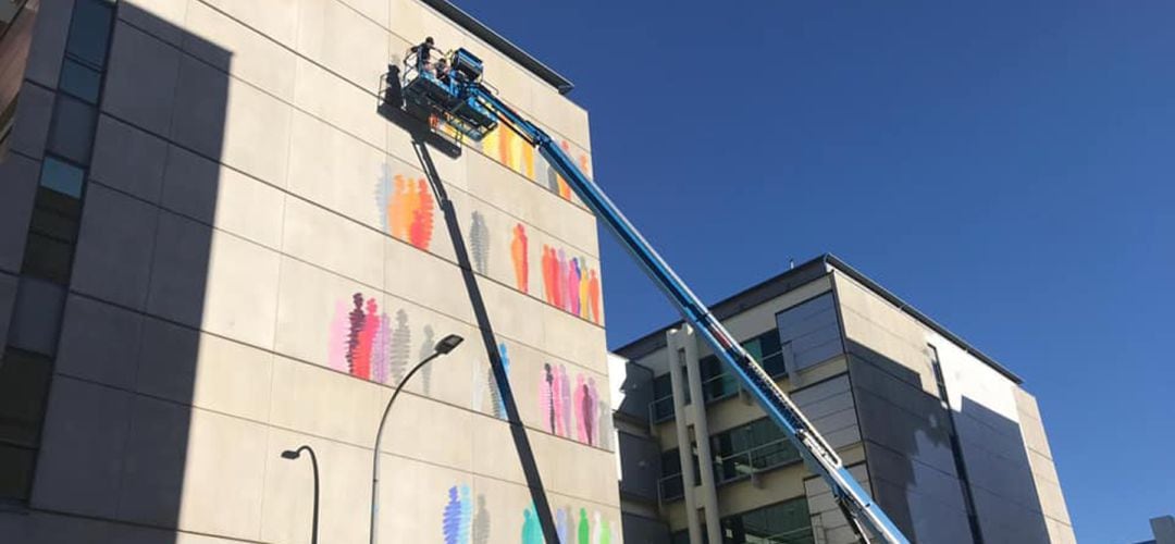 Una de las primeras obras de este Museo al Aire Libre decora ya una de las fachadas del Ayuntamiento.