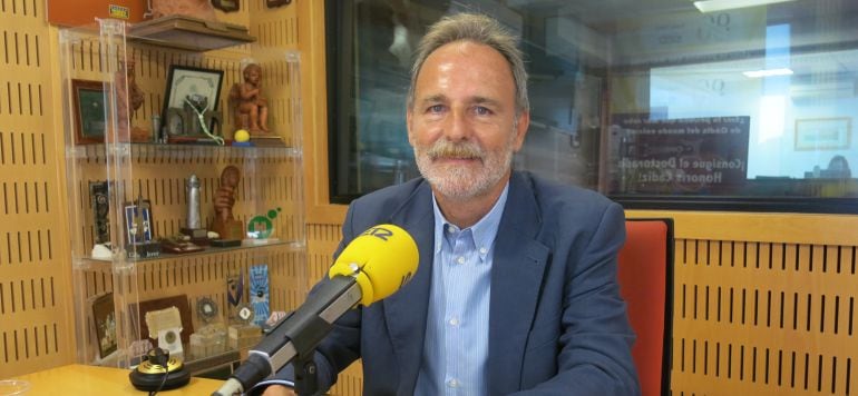 Salvador de la Encina, en los estudios de Radio Cádiz