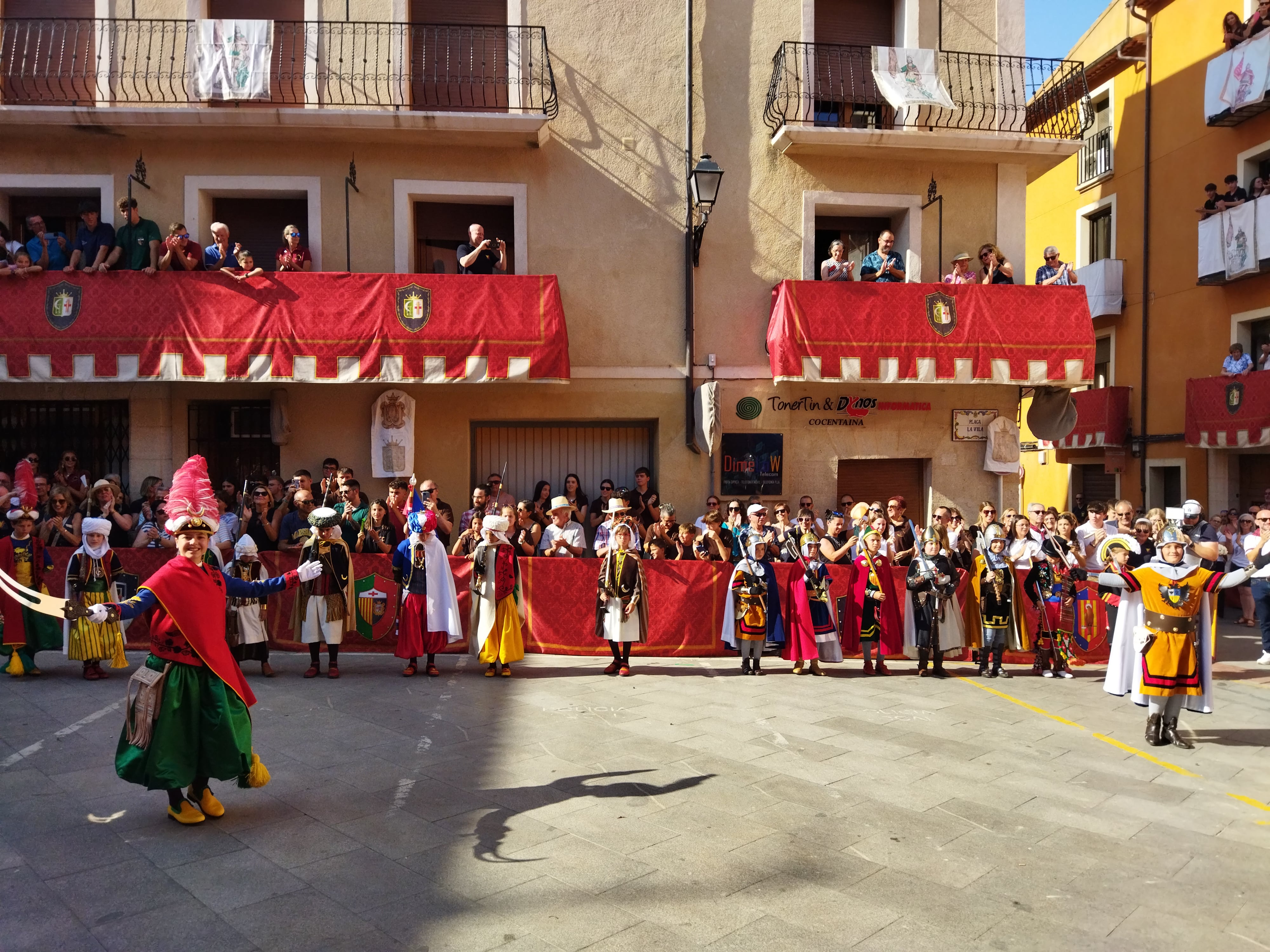 Los publicadores infantiles del bando moro y cristiano en la plaza de la Vila, estrenando la Publicació de 2025.