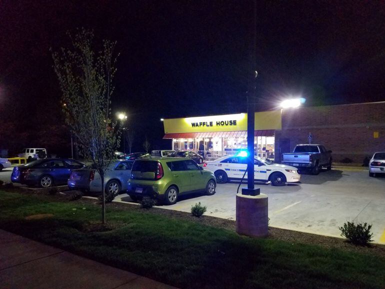 Un coche de policía en el lugar del tiroteo producido en un restaurante cerca de Nashville, Tennesse (EE.UU.).